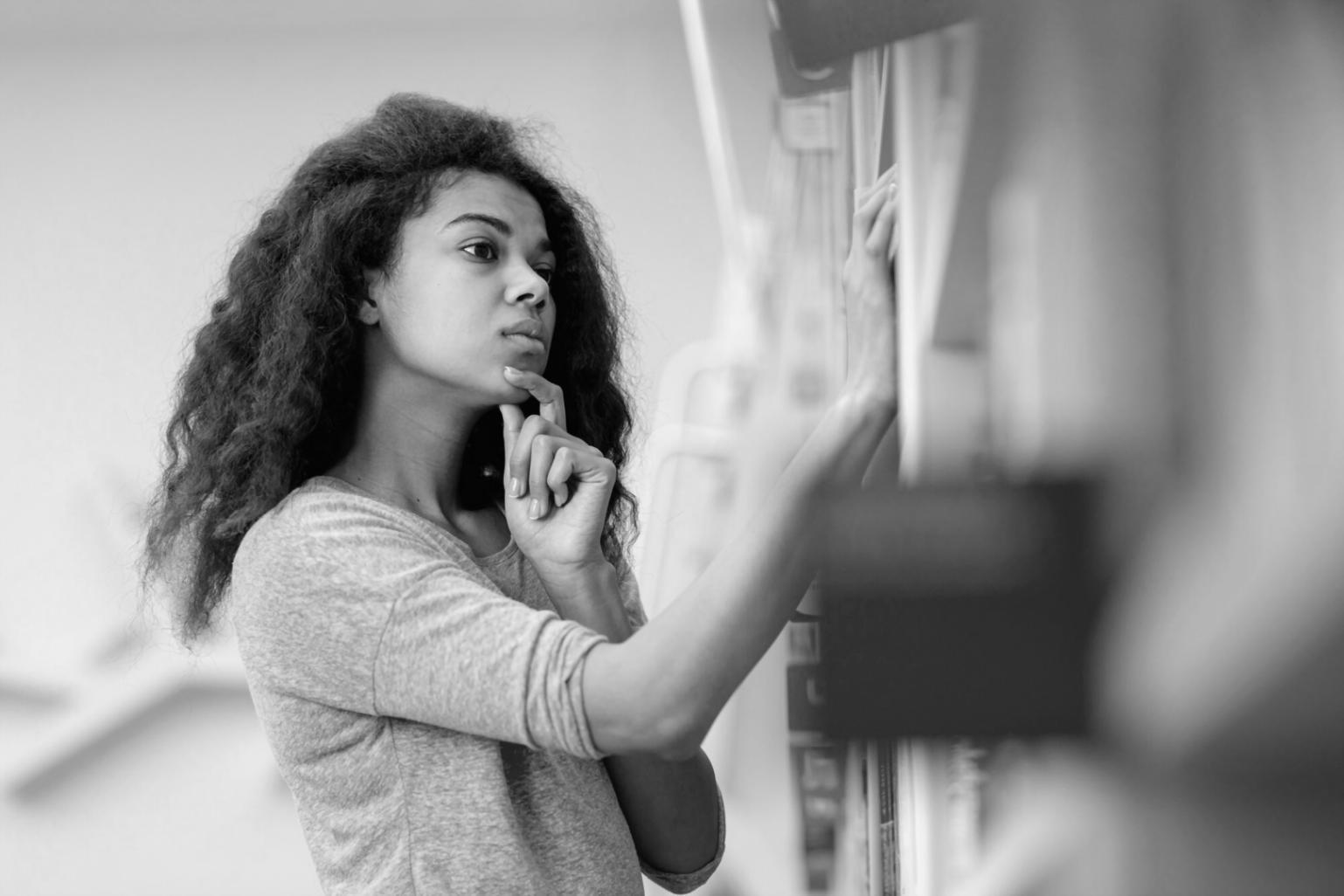 Ambiente di scrittura creativa con materiali per memoir