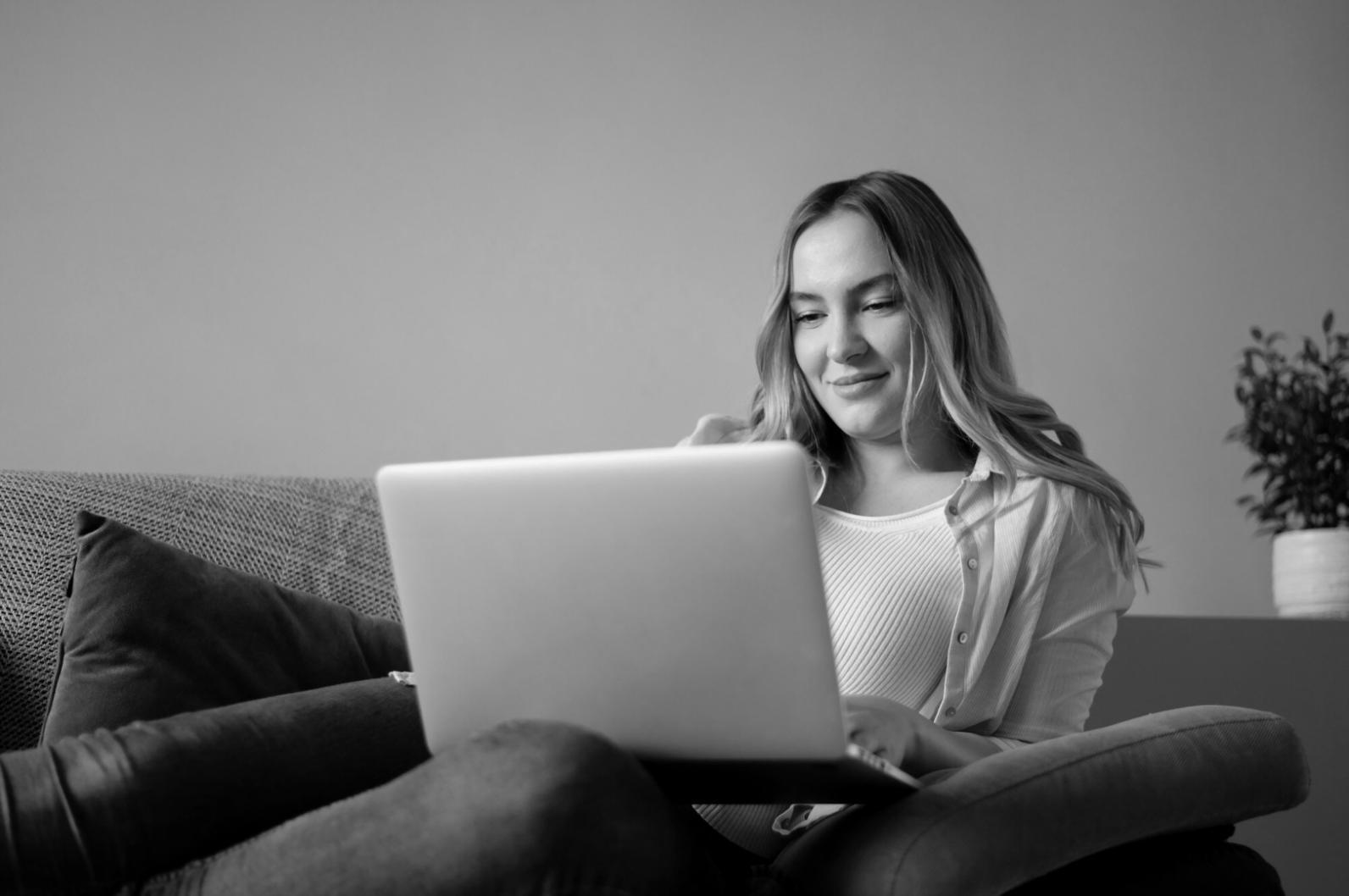 Persona che scrive un memoir, concentrata sui suoi ricordi